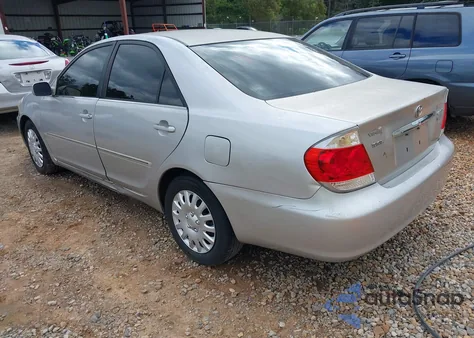 2005 Toyota Camry Le z USA, uszkodzony, nr VIN 4T1BE32K95U013738